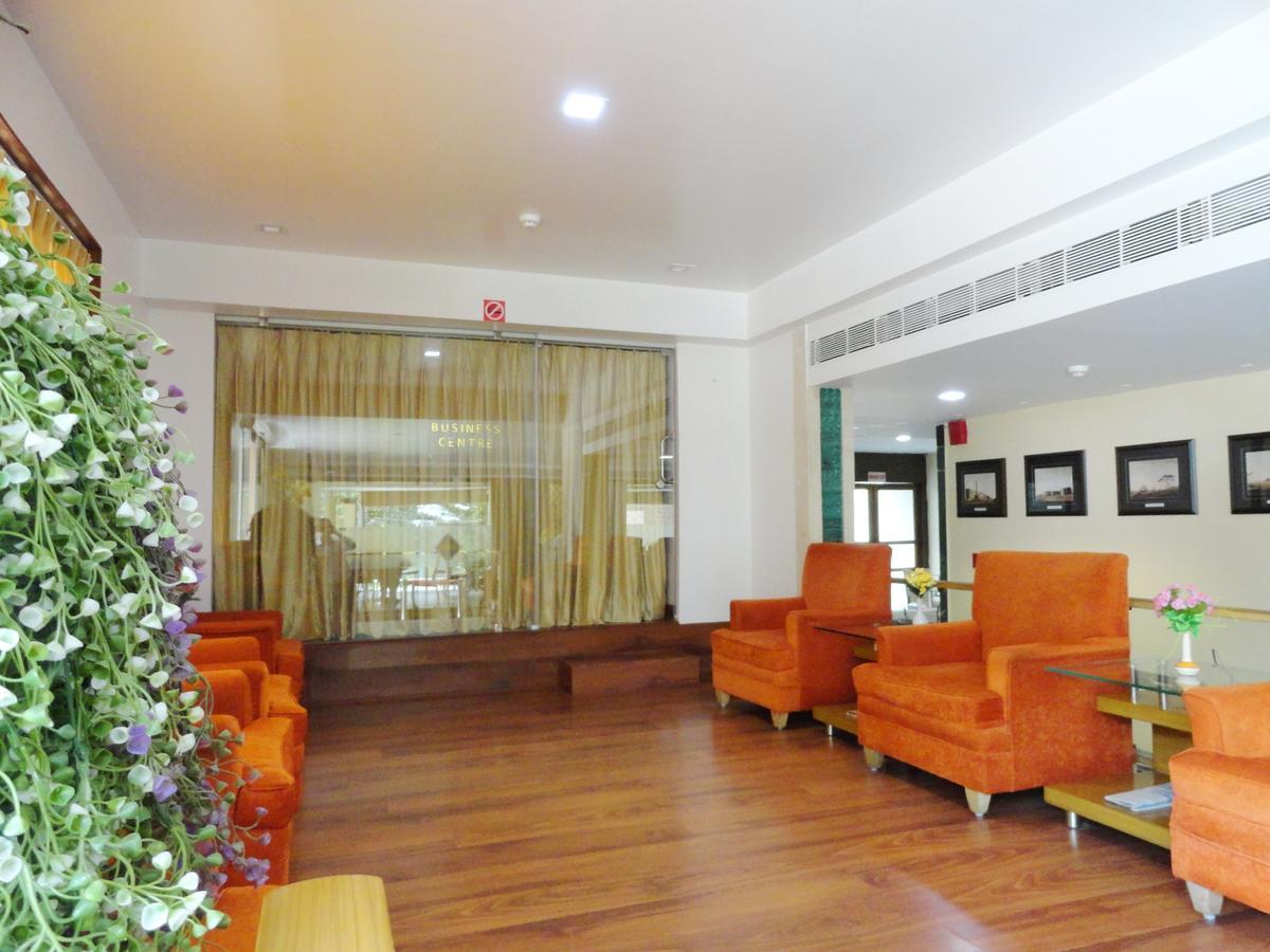 The Senator Hotel Калькутта Экстерьер фото