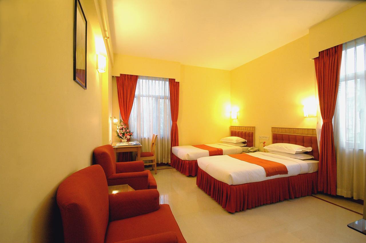 The Senator Hotel Калькутта Экстерьер фото