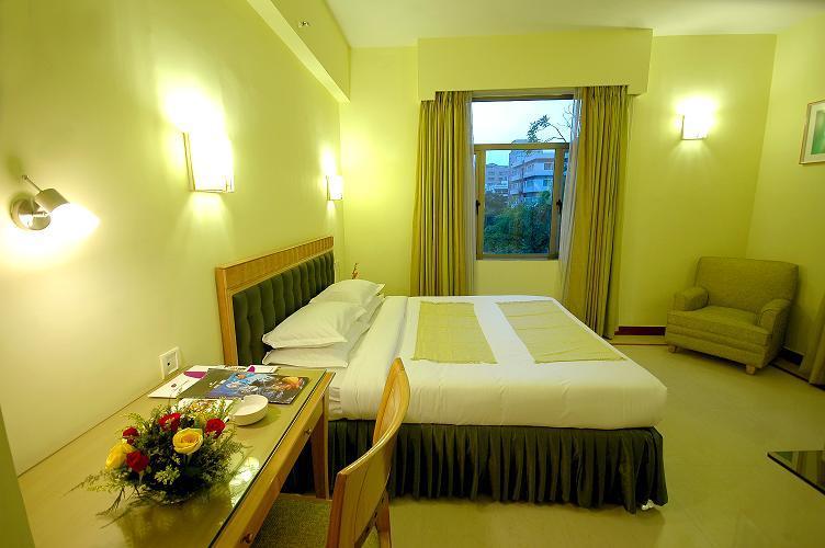 The Senator Hotel Калькутта Экстерьер фото