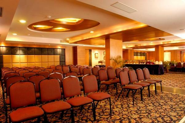The Senator Hotel Калькутта Экстерьер фото